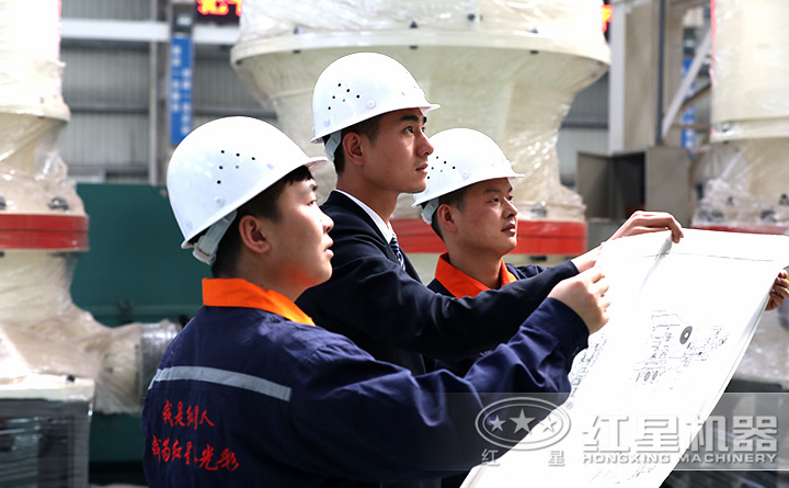 精湛技术人员现场指导设备的生产、制造